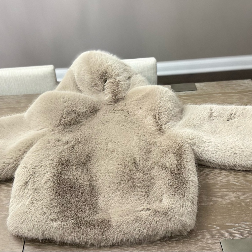 Alo Yoga Opulent Faux Fur Statement Jacket in Oat worn once - Picture 9 of 12